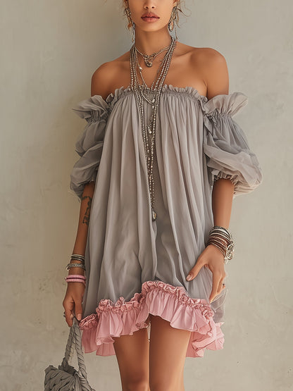 Vestido mini gris de gasa con hombros descubiertos y dobladillo rosa