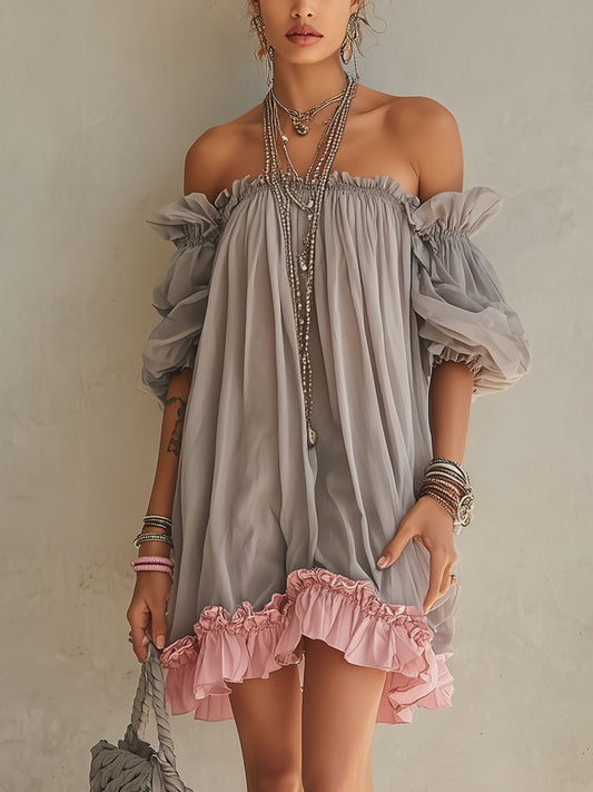 Vestido mini gris de gasa con hombros descubiertos y dobladillo rosa
