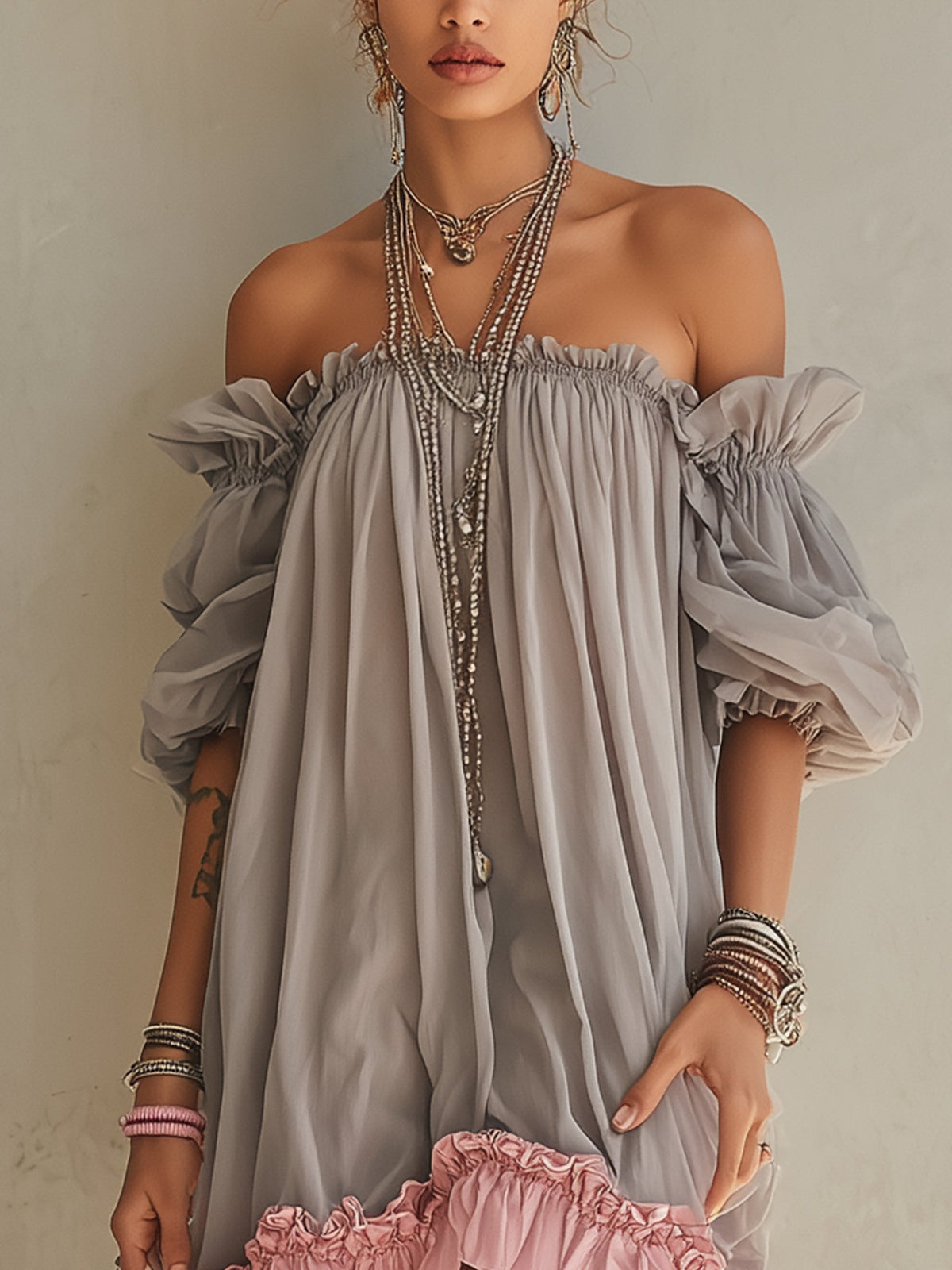 Vestido mini gris de gasa con hombros descubiertos y dobladillo rosa
