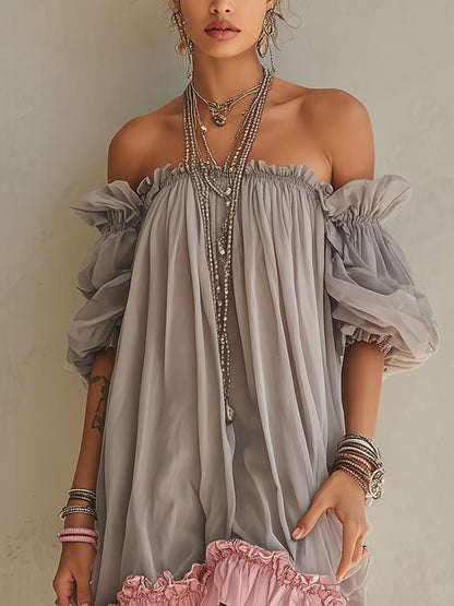 Vestido mini gris de gasa con hombros descubiertos y dobladillo rosa