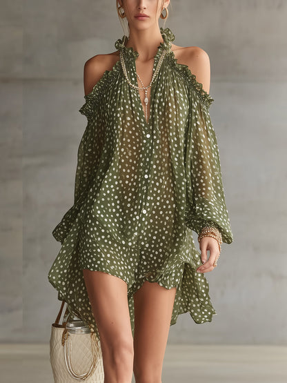 Vestido mini verde con lunares, hombros descubiertos y escote con volantes