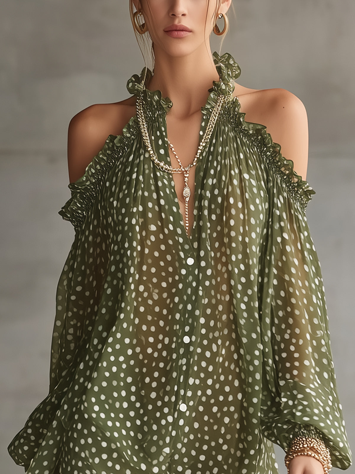 Vestido mini verde con lunares, hombros descubiertos y escote con volantes