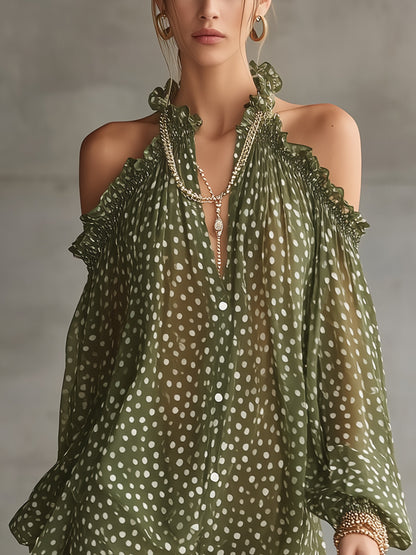 Vestido mini verde con lunares, hombros descubiertos y escote con volantes