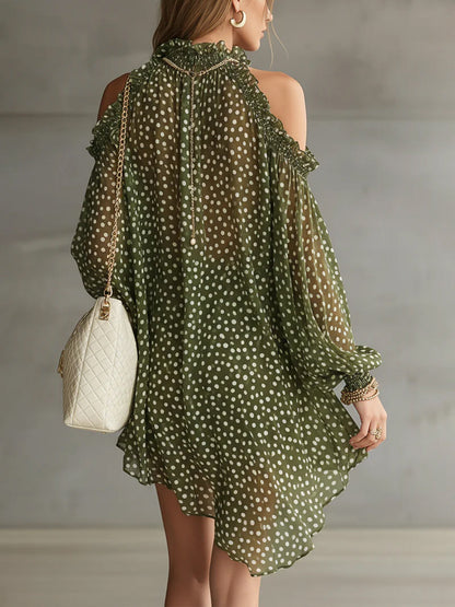 Vestido mini verde con lunares, hombros descubiertos y escote con volantes