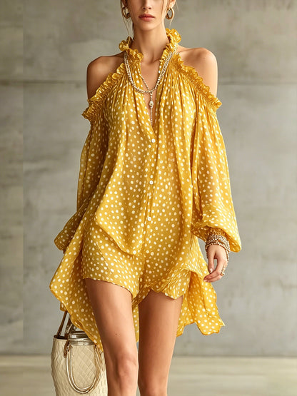 Vestido mini verde con lunares, hombros descubiertos y escote con volantes