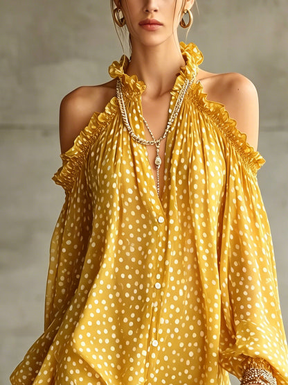 Vestido mini verde con lunares, hombros descubiertos y escote con volantes