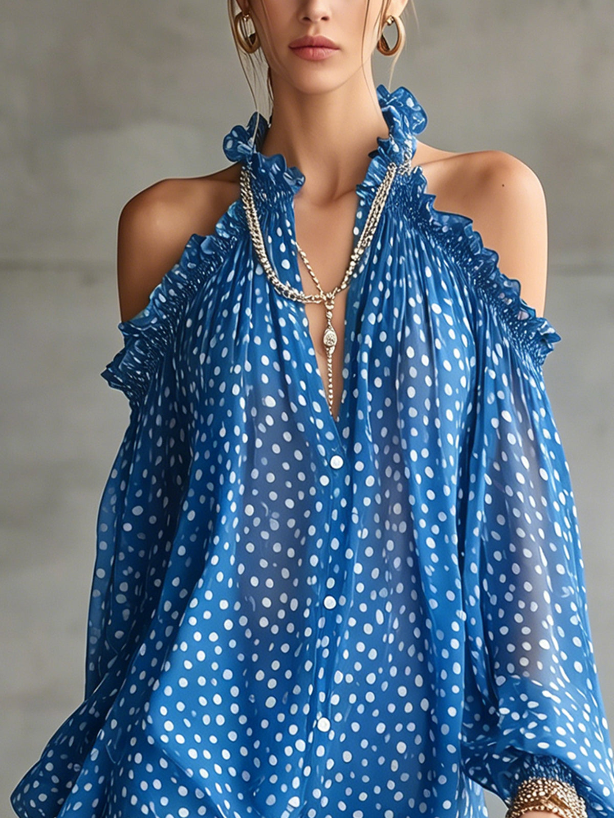 Vestido mini verde con lunares, hombros descubiertos y escote con volantes