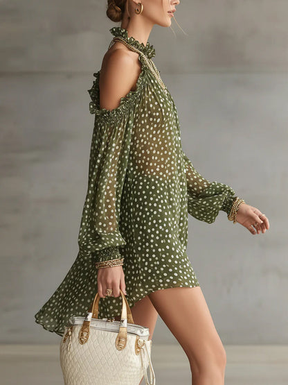 Vestido mini verde con lunares, hombros descubiertos y escote con volantes