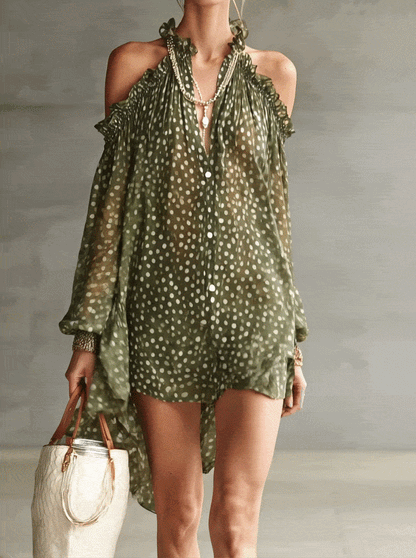 Vestido mini verde con lunares, hombros descubiertos y escote con volantes