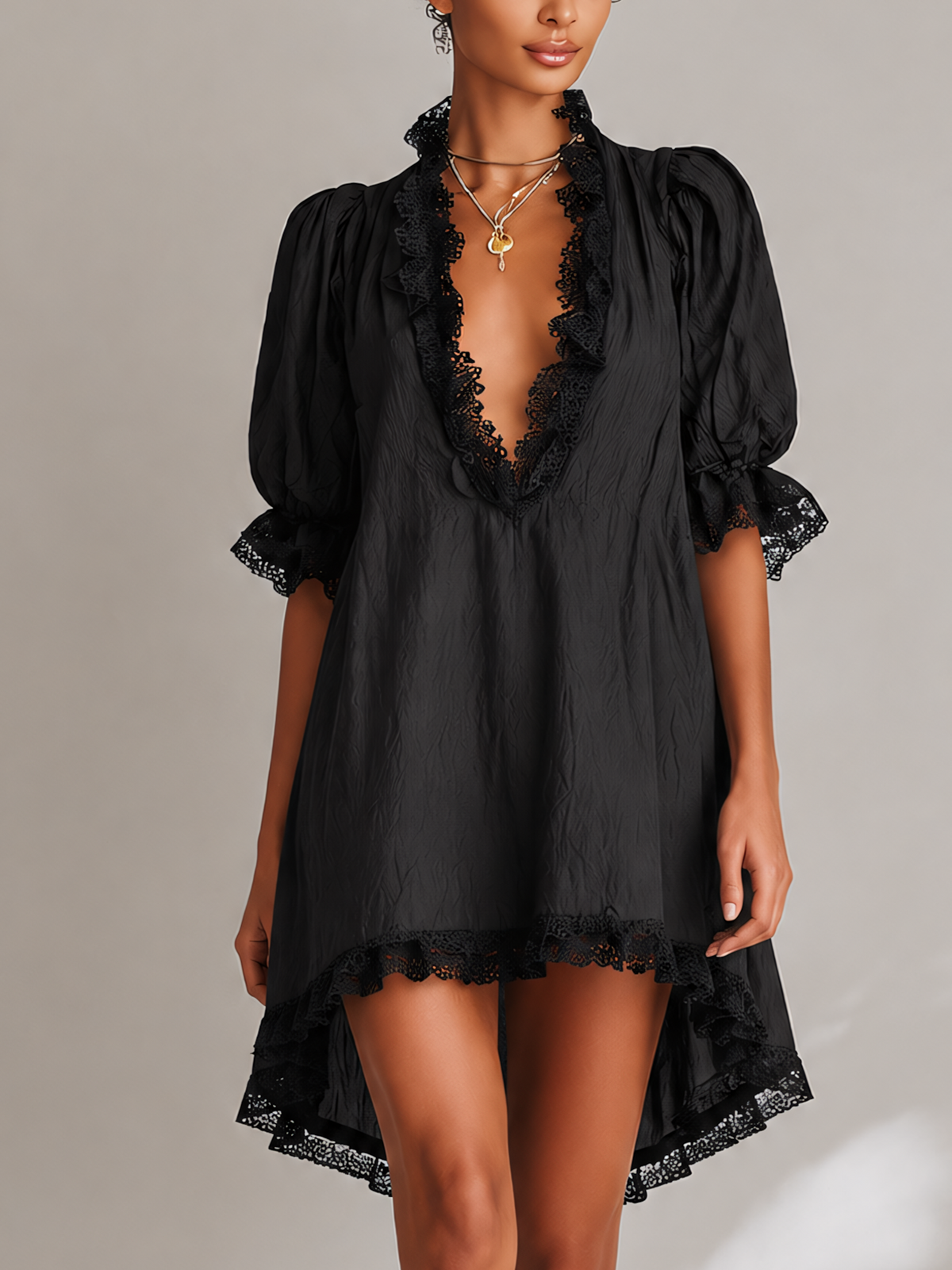 Vestido corto con volantes y encaje
