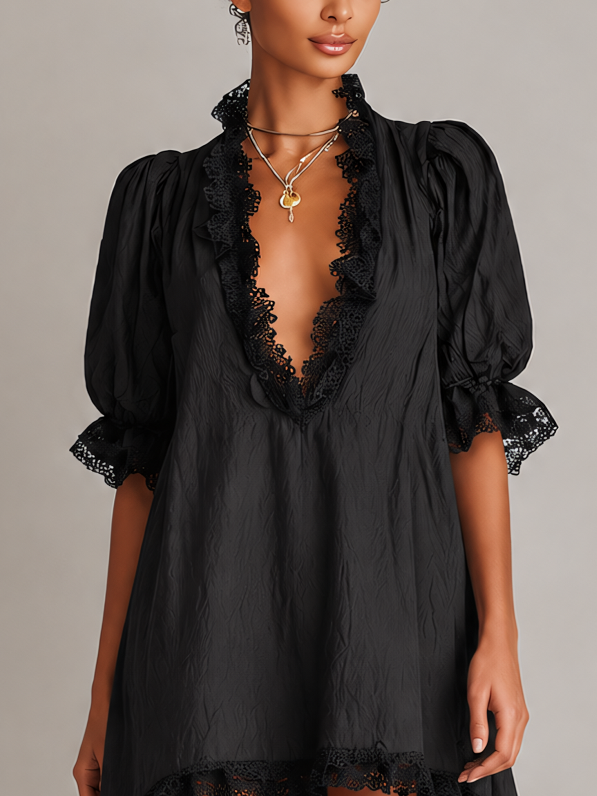 Vestido corto con volantes y encaje