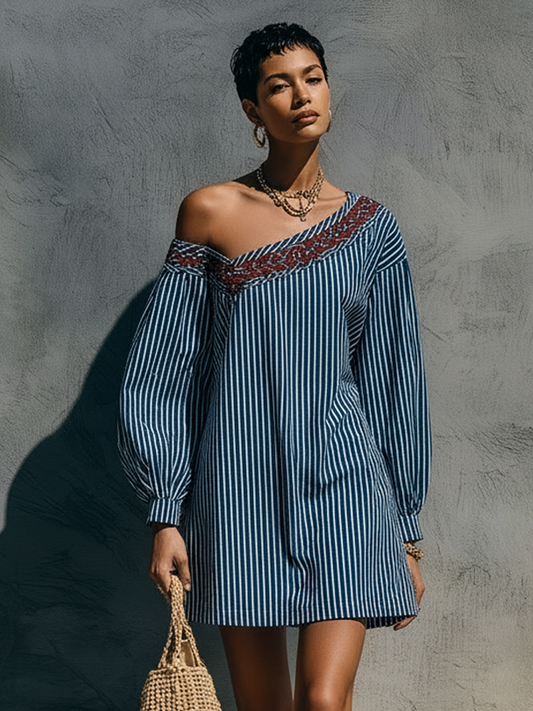 Vestido corto de un solo hombro con rayas