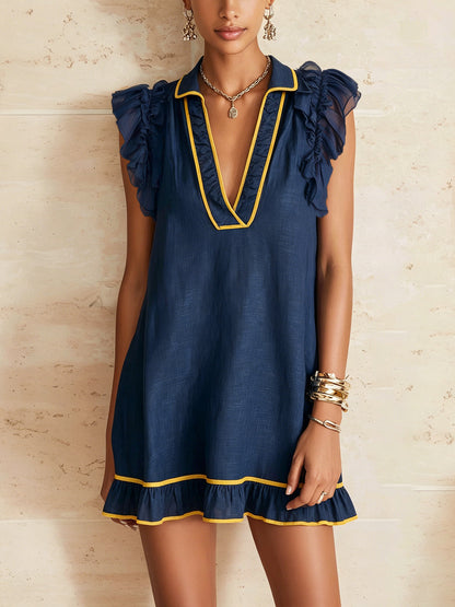 Vestido corto con volantes y ribete en contraste