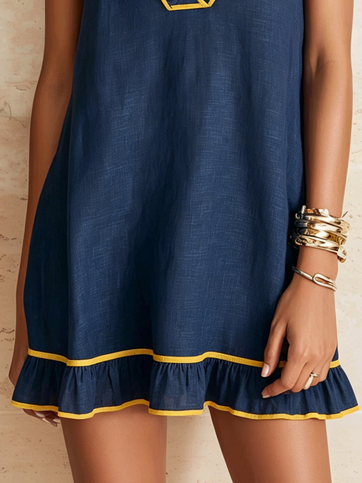 Vestido corto con volantes y ribete en contraste