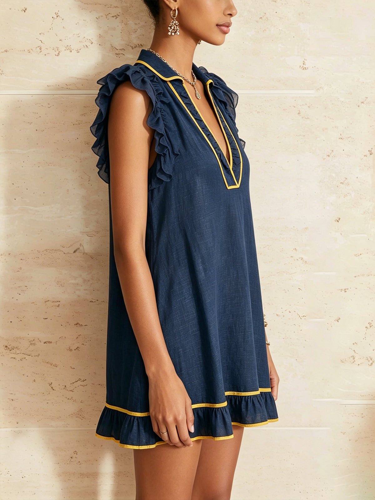 Vestido corto con volantes y ribete en contraste