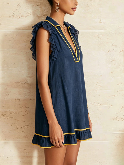 Vestido corto con volantes y ribete en contraste