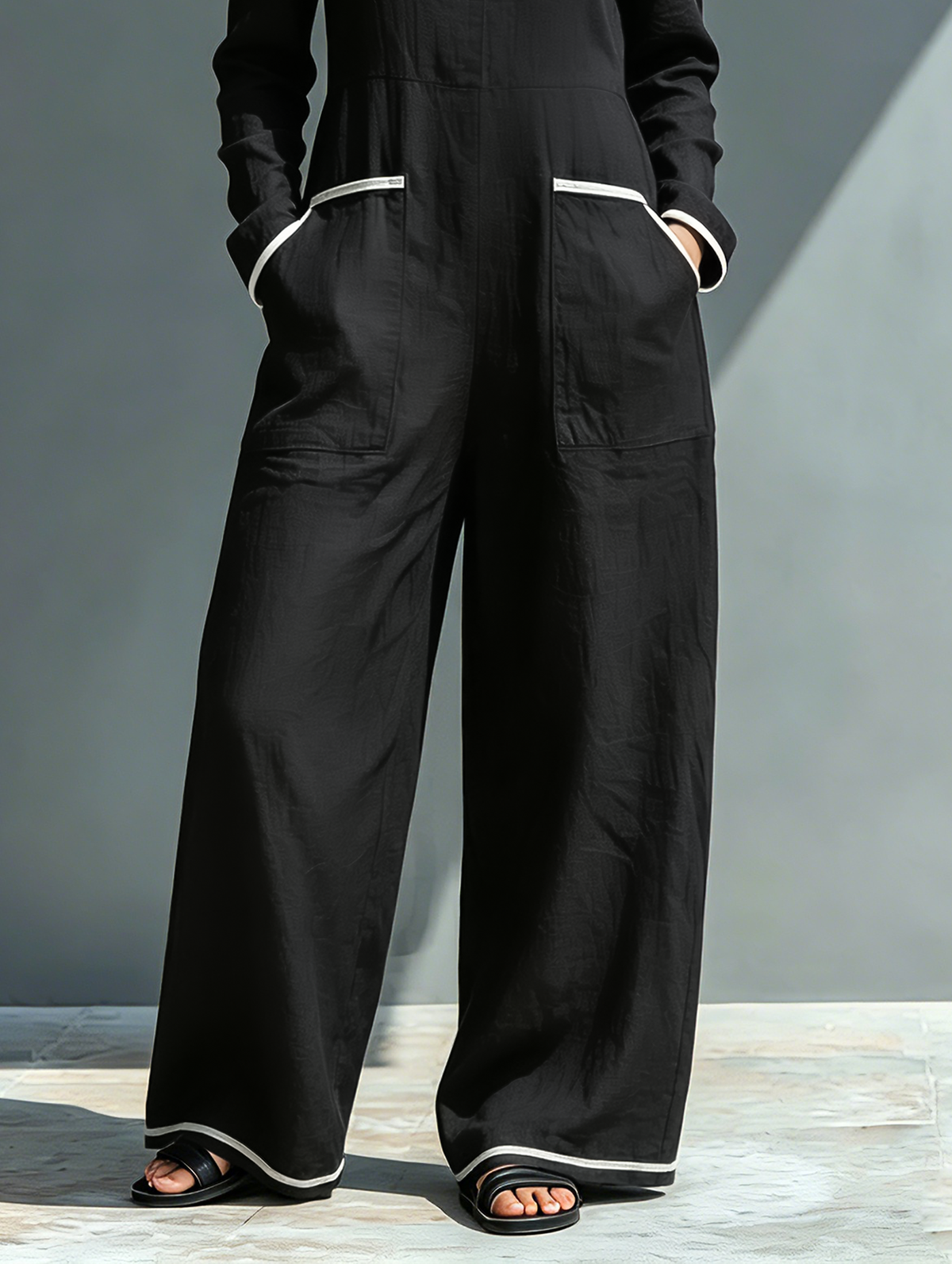 Mono con contraste y escote off-shoulder
