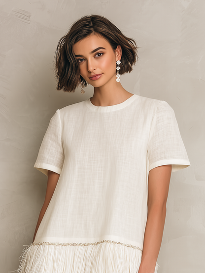 Vestido corto minimalista con flecos en el dobladillo