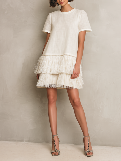 Vestido corto minimalista con flecos en el dobladillo