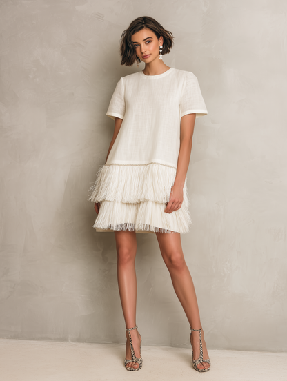 Vestido corto minimalista con flecos en el dobladillo