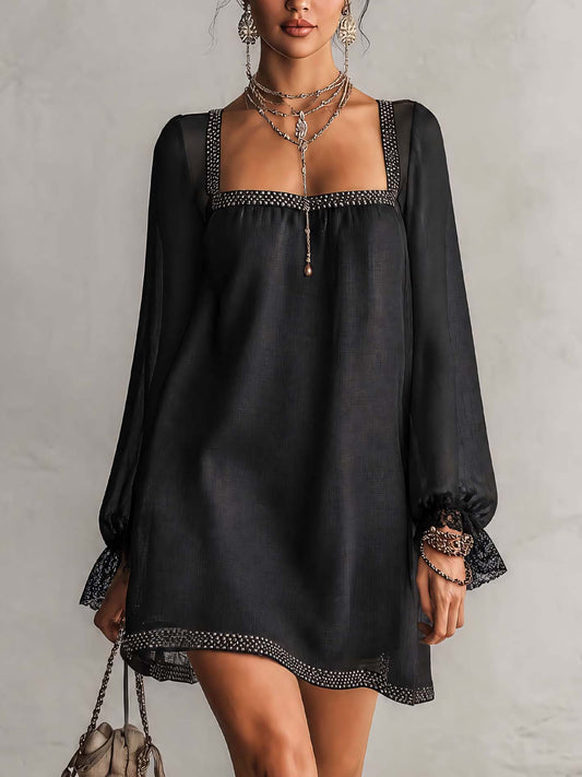 Vestido mini con escote cuadrado y pedrería