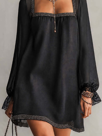 Vestido mini con escote cuadrado y pedrería