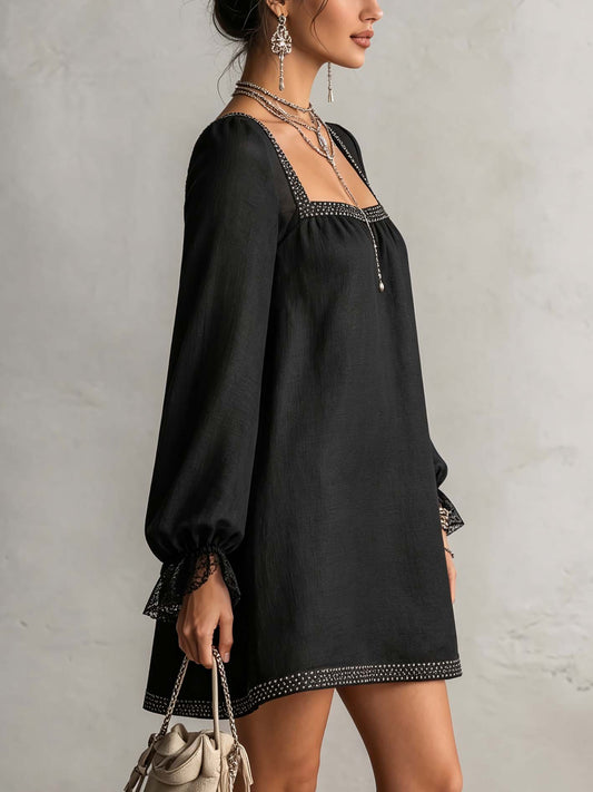 Vestido mini con escote cuadrado y pedrería