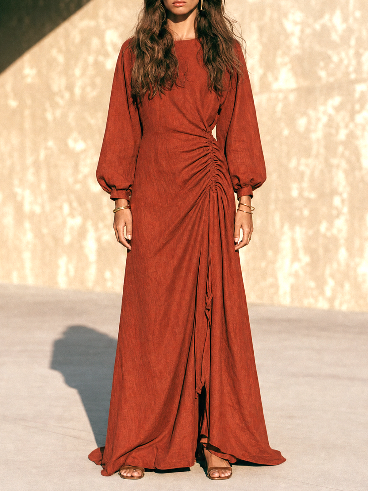 Vestido largo de manga larga con fruncido lateral