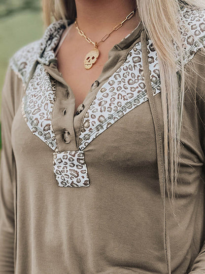 Sudadera con capucha y paneles con estampado de leopardo