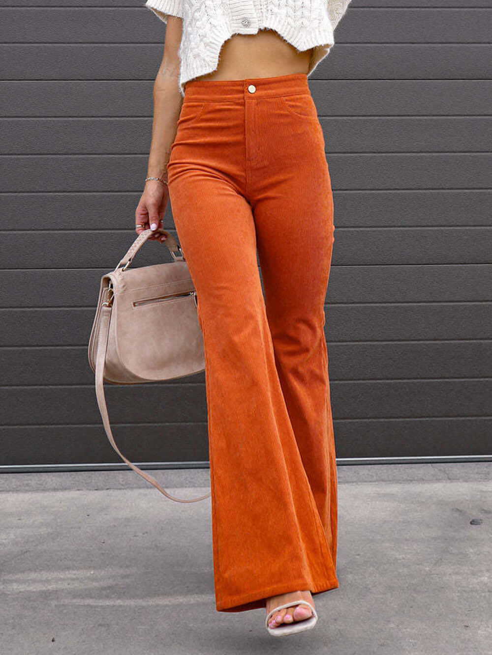 Pantalones casuales de pana con microacampanado y talle alto