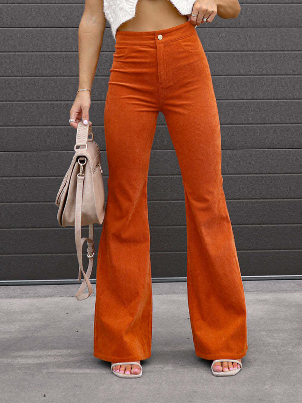 Pantalones casuales de pana con microacampanado y talle alto