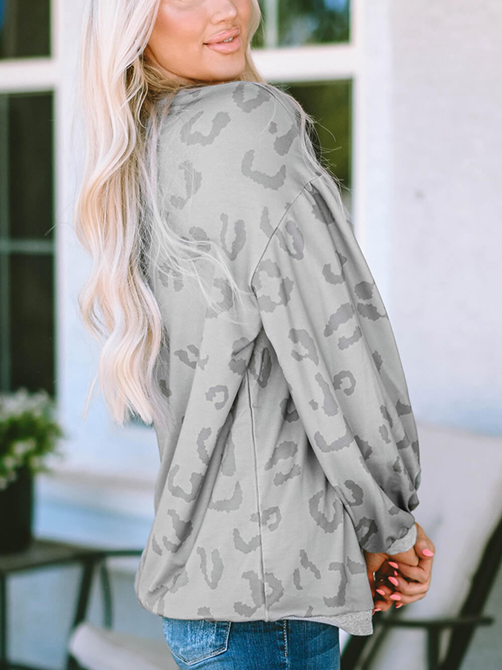 Sudadera con estampado de leopardo y hombros descubiertos
