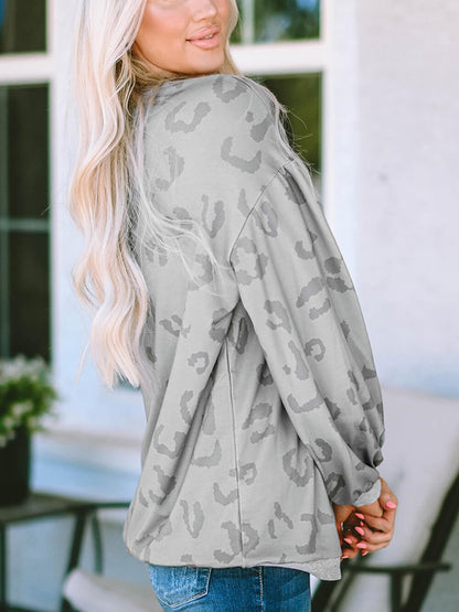 Sudadera con estampado de leopardo y hombros descubiertos
