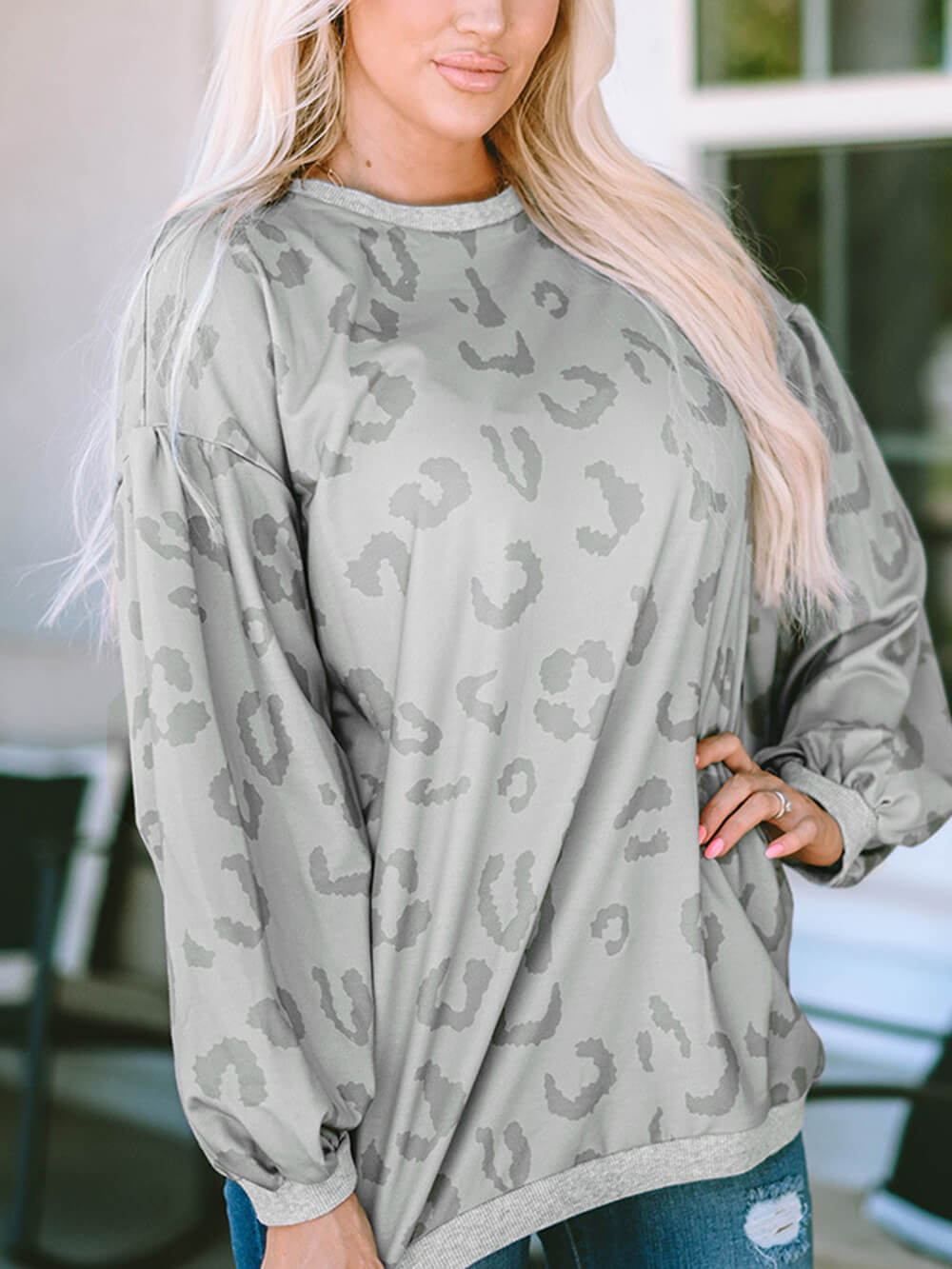 Sudadera con estampado de leopardo y hombros descubiertos