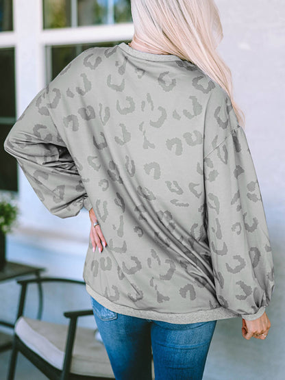 Sudadera con estampado de leopardo y hombros descubiertos