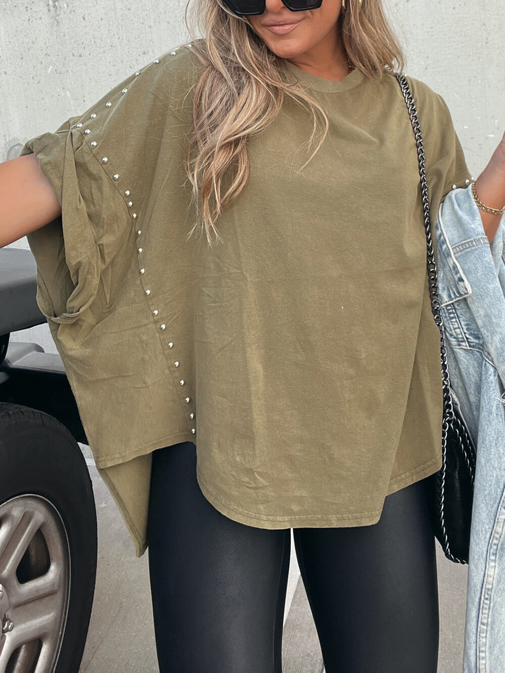 Camiseta extragrande con tachuelas y mangas enrolladas