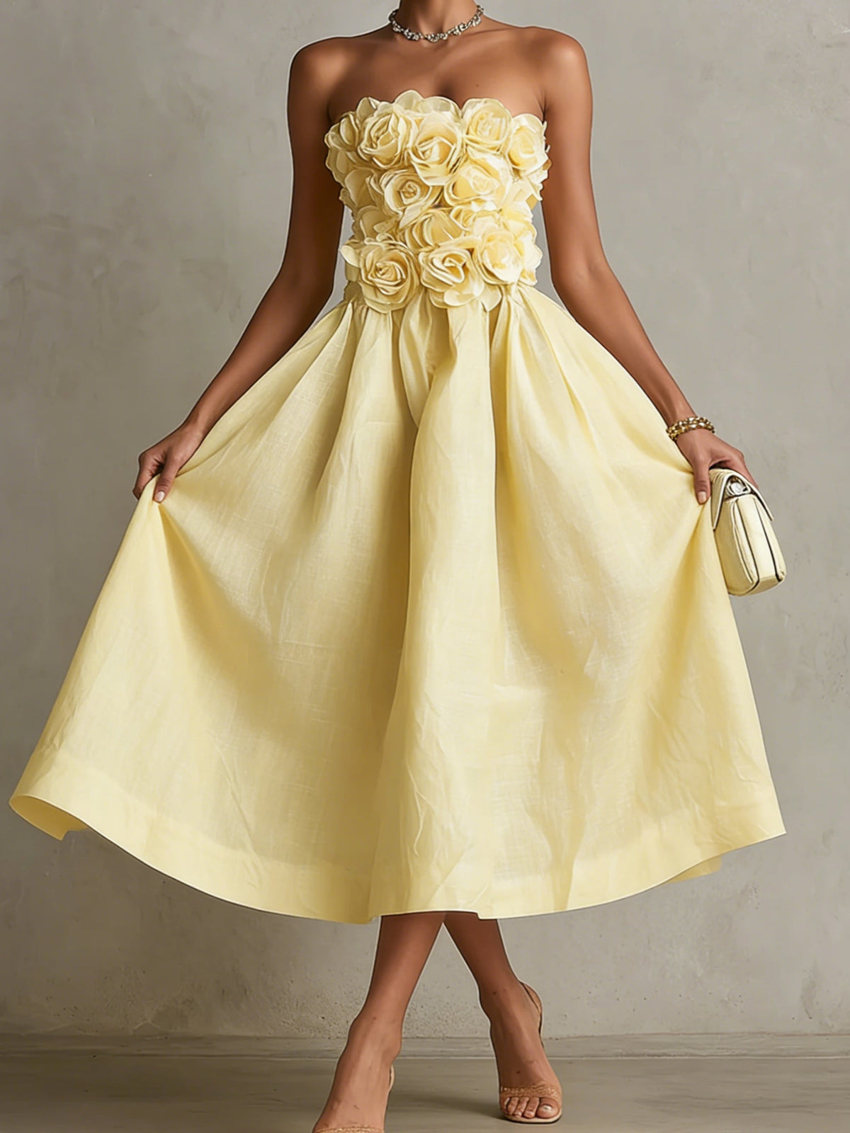 Vestido midi amarillo sin tirantes con flor 3D