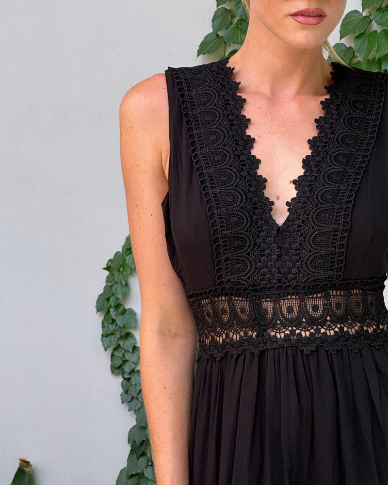 Vestido de tirantes de encaje elegante con escote en V