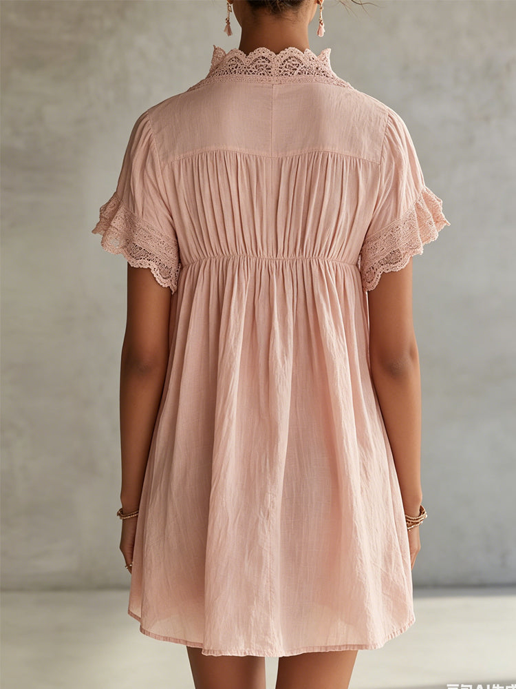 El vestido rosa de encaje con botones