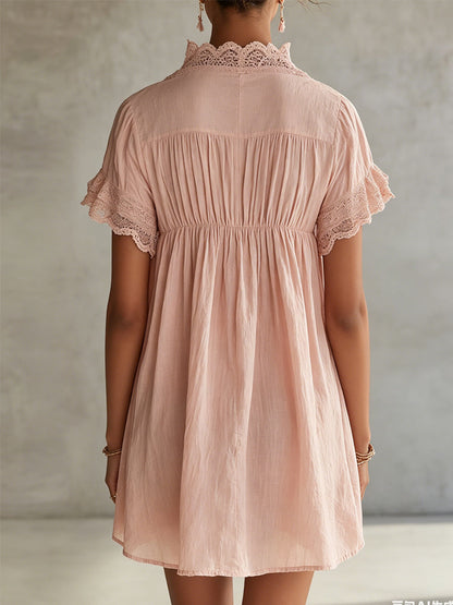 El vestido rosa de encaje con botones