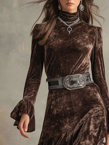 Vestido midi de terciopelo con cuello alto, mangas largas y mangas acampanadas