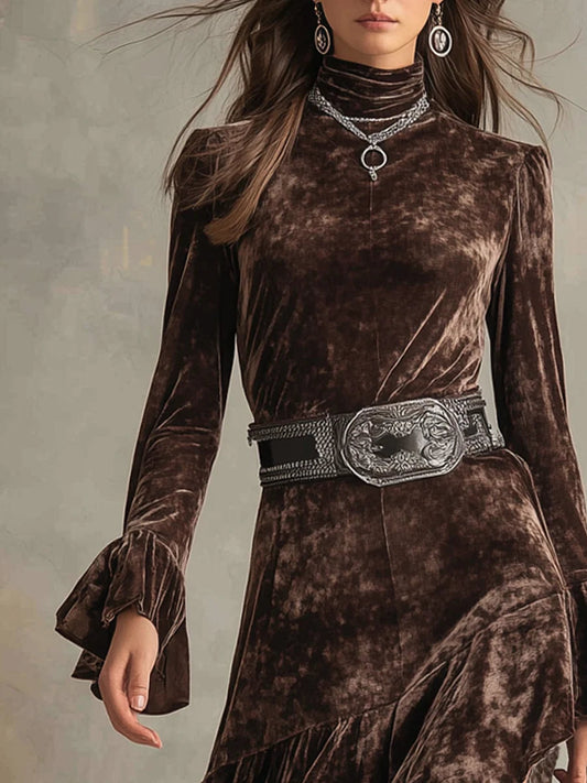 Vestido midi de terciopelo con cuello alto, mangas largas y mangas acampanadas