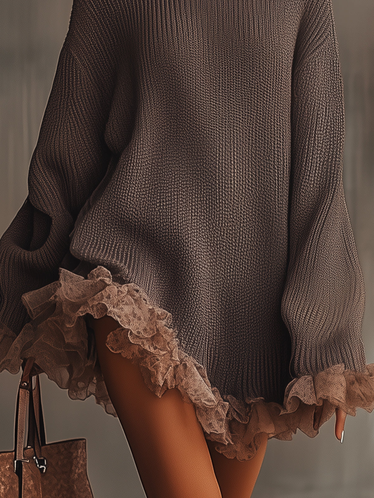 Vestido suéter marrón con cuello alto y dobladillo con volantes