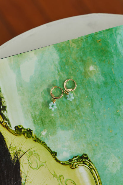 Aretes dulces de margaritas chapados en oro de 14 quilates, azul claro