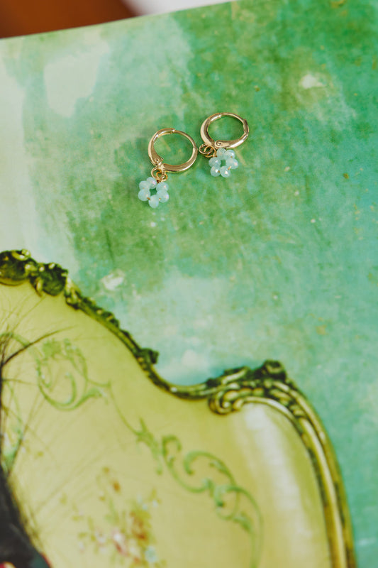 Aretes dulces de margaritas chapados en oro de 14 quilates, azul claro