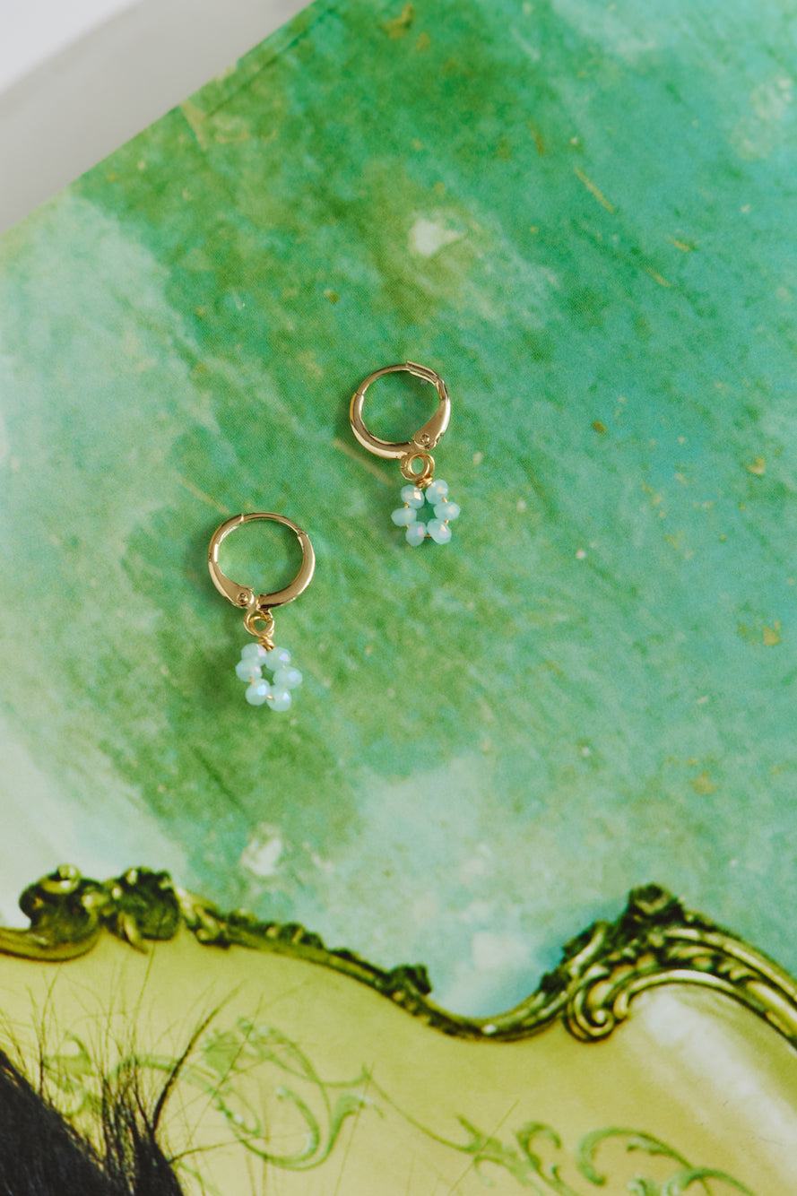 Aretes dulces de margaritas chapados en oro de 14 quilates, azul claro
