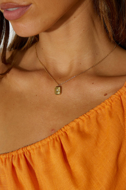 Collar Cartas Dibujadas Bañada en Oro 18K
