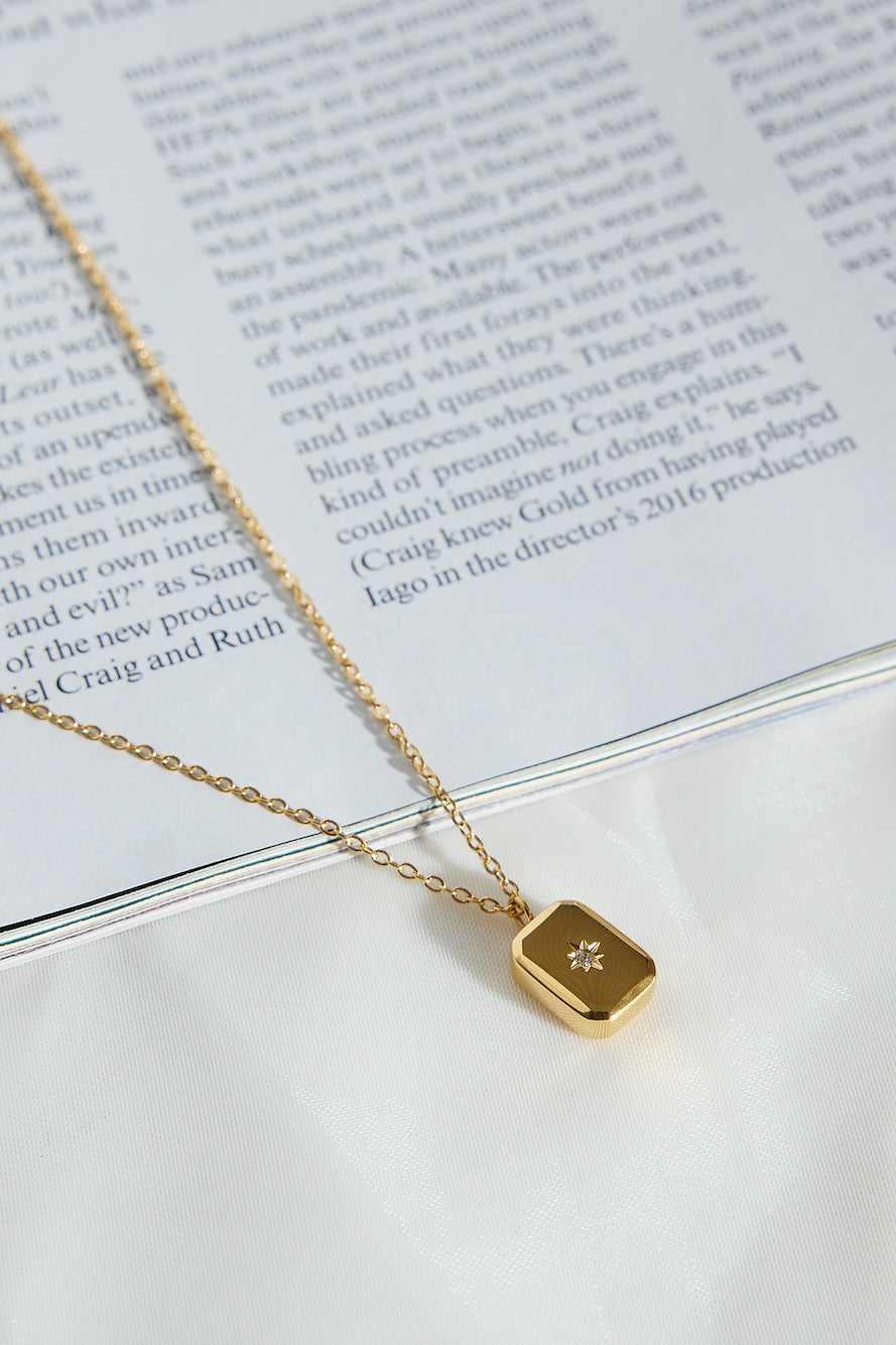Collar Cartas Dibujadas Bañada en Oro 18K