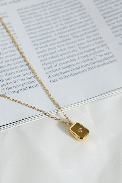 Collar Cartas Dibujadas Bañada en Oro 18K