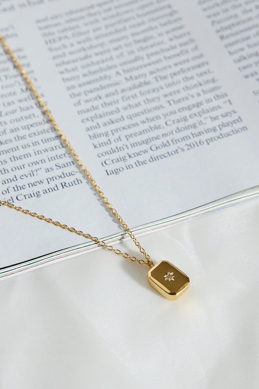 Collar Cartas Dibujadas Bañada en Oro 18K